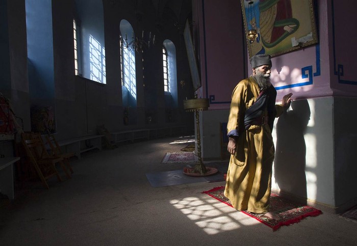 Một giáo sỹ Ethiopia bước đi trong nhà thờ Debre Genet, một trong 2 nhà thờ dòng Orthodox Ethiopia chính ở Jerusalem.